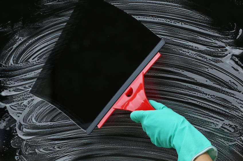 Kvalitní servis mytí oken, výškové čištění skleněného balkonu a lodžie. Práce ve výškách Praha 8