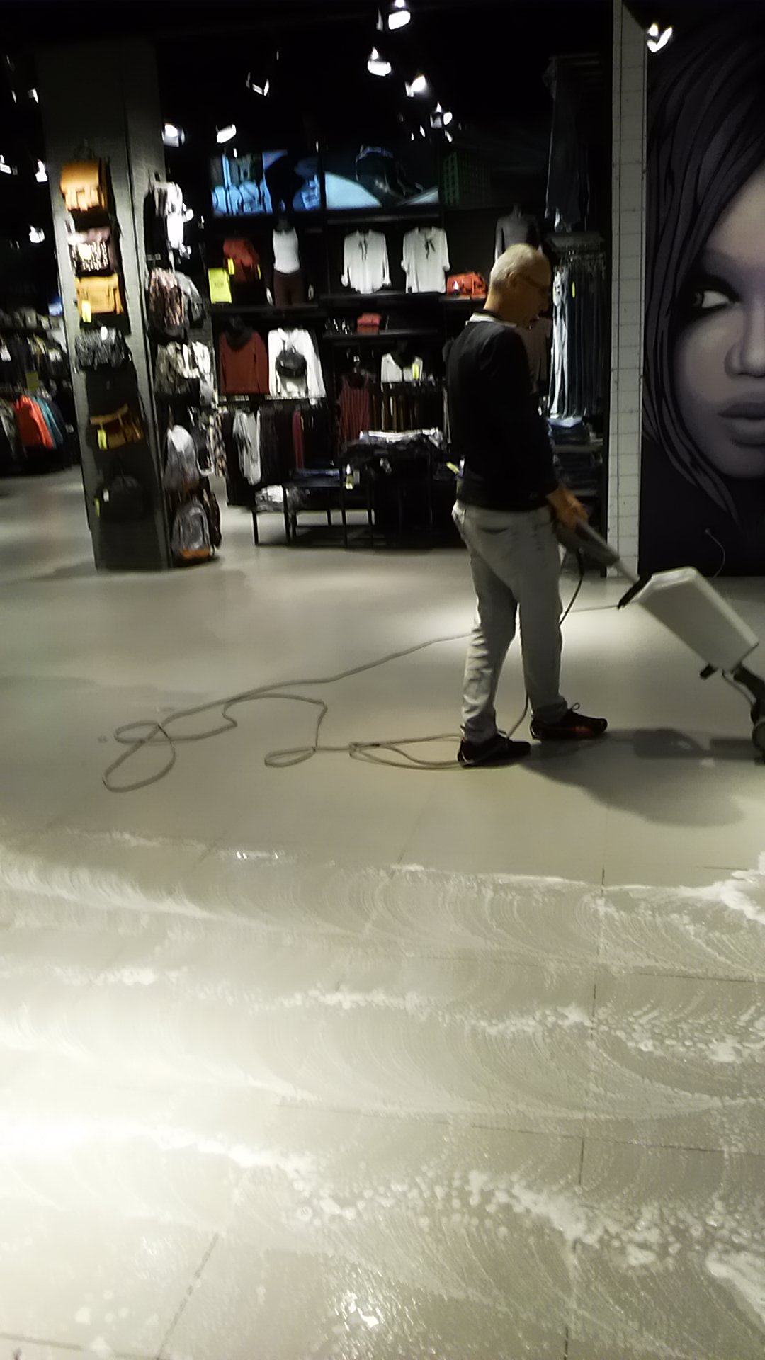 Strojové čištění podlah a odstraňování polepů z výloh v Praze