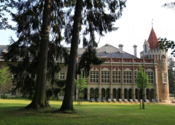 Gastronomický piknik v přírodě. Zámecký styl pikniku v Chateau Herálec