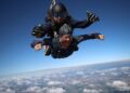 Skoky padákem: Zažijte dobrodružství v oblacích