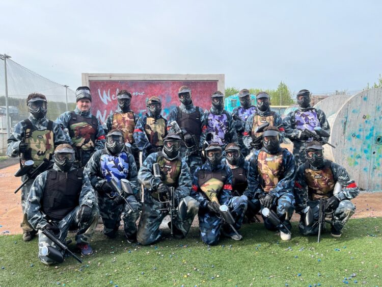 Teambuilding, který má šťávu: Paintball v Praze jako akční firemní zážitek